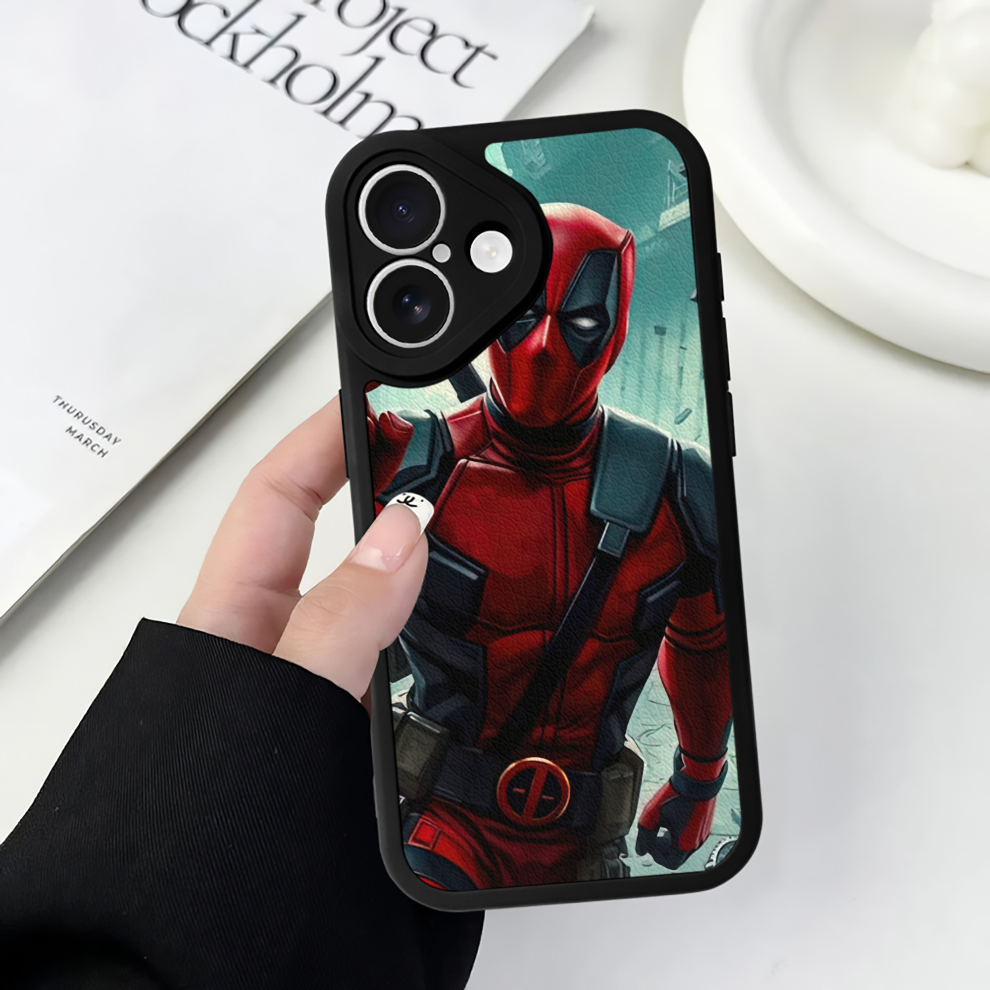 （画像用） Deadpool デッドプール 【iPhone 16シリーズ対応】シリコンスマホケース（レザー調） 材質：シリコン